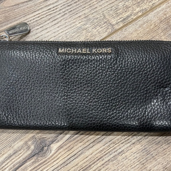 Michael Kors Women's Jet Set Travel Large Three Quarter Zip Wallet - Picture 2 of 11